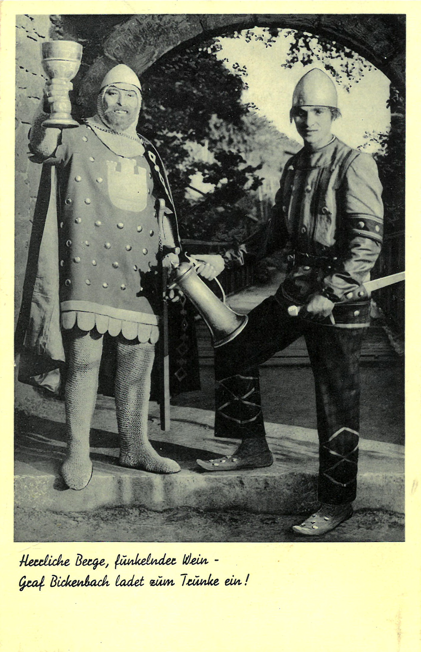 Gustav Henning (als Graf Bickenbach) mit Sohn Willi (als Knappe) um 1945